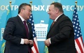 カザフスタンの首都ヌルスルタンでの記者会見を終えた、同国のムフタール・ティレウベルディ外相（左）と米国のマイク・ポンペオ国務長官（2020年2月2日撮影）。(c)KEVIN LAMARQUE / POOL / AFP