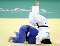 柔道・女子78キロ超級決勝でトウ文（左）に一本背負いをかけられる塚田真希。（2008年8月15日撮影）(c)AFP/KAZUHIRO NOGI