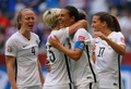 女子サッカーW杯カナダ大会・決勝、米国対日本。ハットトリックを達成し、チームメートに祝福される米国のカーリー・ロイド（2015年7月5日撮影）。(c)AFP/Getty Images/Kevin C. Cox
