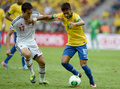 サッカーコンフェデレーションズカップ2013（Confederations Cup 2013）グループA、ブラジル対日本。ブラジルのネイマール（Neymar da Silva Santos Junior）とボールを競る長谷部誠（Makoto Hasebe、2013年6月15日撮影）。(c)AFP/VANDERLEI ALMEIDA