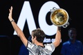 全豪オープンテニス、男子シングルス決勝。トロフィーを掲げるロジャー・フェデラー（2017年1月29日撮影）。(c)AFP/PAUL CROCK