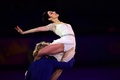 ソチ冬季五輪、フィギュアスケート・エキシビションの演技に臨むメリル・デイビス（Meryl Davis）/チャーリー・ホワイト（Charlie White）組（2014年2月22日撮影）。(c)AFP/JOHN MACDOUGALL