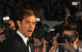 チェコのカルロヴィ・ヴァリ（Karlovy Vary）で開催されているカルロヴィ・ヴァリ国際映画祭（Karlovy Vary International Film Festival）で5日、英俳優ジュード・ロウ（Jude Law）がこれまでの芸術的貢献を評価されクリスタル・グローブ（Crystal Globe）賞を受賞した。写真は、会場となったホテルに到着し、レッドカーペットで取材を受けるジュード・ロウ（2010年7月5日撮影）。(c)AFP/MICHAL CIZEK