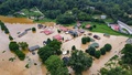 川の氾濫で水没した住宅地。米ケンタッキー州ジャクソンで（2022年7月28日撮影）。(c)LEANDRO LOZADA / AFP