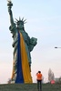 仏東部コルマールで、ウクライナ国旗の青黄2色の布が掛けられた自由の女神像のレプリカ（2022年3月2日撮影）。(c)Sebastien Bozon / AFP