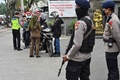 インドネシアのジャカルタで、外出制限が課される中、運転手の証明書を確認する警察官ら（2020年5月11日撮影）。(c)ADEK BERRY / AFP