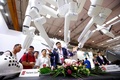 手術ロボットを見学する人たち（2018年8月15日撮影）。(c)CNS/富田