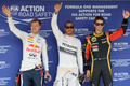 13F1第10戦ハンガリーGP（Hungarian Grand Prix 2013）予選。予選を終え、パルクフェルメで喜ぶ（左から）レッドブル（Red Bull）のセバスチャン・ベッテル（Sebastian Vettel）、メルセデスAMG（Mercedes AMG）のルイス・ハミルトン（Lewis Hamilton）、ロータス（Lotus F1 Team）のロマン・グロージャン（Romain Grosjean、2013年7月27日撮影）。(c)AFP/TOM GANDOLFINI