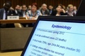 スイス・ジュネーブ（Geneva）で開かれた新型コロナウイルスに関する会議に出席する人びと（2013年5月23日撮影、資料写真）。(c)AFP/FABRICE COFFRINI