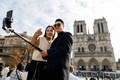 フランス・パリのノートルダム大聖堂を訪れる観光客（2024年10月21日撮影）。(c)Ludovic MARIN / AFP