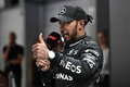 24F1第18戦シンガポールGP予選を終えて親指を立てるメルセデスAMGのルイス・ハミルトン（2024年9月21日撮影）。(c)Lillian SUWANRUMPHA/AFP