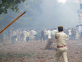 2007年8月29日、インド・ウッタルプラデシュ（Uttar Pradesh）州のアグラ（Agra）で治安部隊に向かって投石する人々。(c)AFP