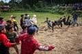 インドネシア南スラウェシ州ティカラで、稲刈り後の感謝祭「シセンバ」が開かれ、足蹴りで戦う男たち（2024年8月11日撮影）。(c)Hariandi HAFID / AFP