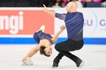 24-25フィギュアスケートグランプリ（GP）シリーズ第1戦、スケートアメリカ。ペア・ショートプログラム（SP）の演技に臨む米国のエリー・カム/ダニー・オシェイ組（2024年10月18日撮影）。(c)Geoff Robins / AFP