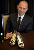 福島の伝統的な素材を使って制作した靴を公開したデザイナーのジミー・チュウ（Jimmy Choo、2014年4月18日撮影）。(c)AFP/TOSHIFUMI KITAMURA