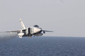 バルト海で、米駆逐艦ドナルド・クックの上空を飛行するロシアのスホイ24型戦闘機（2016年4月12日撮影）。(c)AFP/US NAVY 6th FLEET