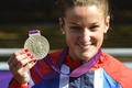 ロンドン五輪、自転車・ロードレースは29日、ザ・マル（The Mall）で女子ロードマススタートが行われ、オランダのマリアンヌ・フォス（Marianne Vos）が金メダルを獲得した。

表彰式に臨む銀メダルのエリザベス・アーミステッド（Elizabeth Armitstead、2012年7月29日撮影）。(c)AFP/ODD ANDERSEN