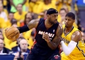 13-14NBAプレーオフ・イースタンカンファレンス決勝（7回戦制）、インディアナ・ペイサーズ（Indiana Pacers）対マイアミ・ヒート（Miami Heat）第2戦。インディアナ・ペイサーズのポール・ジョージ（Paul George、右）とマッチアップするマイアミ・ヒートのレブロン・ジェームズ（LeBron James、2014年5月20日撮影）。(c)AFP/Getty Images/Andy Lyons
