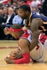 14-15NBA、ワシントン・ウィザーズ（Washington Wizards）対インディアナ・ペイサーズ（Indiana Pacers）。ワシントン・ウィザーズのポール・ピアース（Paul Pierce、左）とボールを競るインディアナ・ペイサーズのドナルド・スローン（Donald Sloan、2014年11月5日撮影）。(c)AFP/Getty Images/Rob Carr