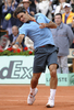 全仏オープンテニス2009（%%French Open 2009%%）男子シングルス決勝。大会第2シードのロジャー・フェデラー（%%Roger Federer%%、スイス）は、大会第23シードのロビン・ソデルリング（%%Robin Soderling%%、スウェーデン）と対戦。フェデラーは6-1、7-6、6-4で全仏初優勝を果たし、ピート・サンプラス（%%Pete Sampras%%、米国）氏の持つグランドスラム最多優勝記録（14勝）に並ぶと同時に、史上6人目の生涯グランドスラム（4大大会全制覇）を達成した。写真は試合を終え、スタンドへボールを打ち込むロジャー・フェデラー。（2009年6月7日撮影）(c)AFP/BERTRAND GUAY