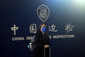 隔離措置撤廃後の中国浙江省の空港で税関での手続きを終えた到着客（2023年1月7日撮影）。(c)AFP