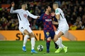 19-20スペイン1部リーグ第20節、FCバルセロナ対グラナダ。グラナダのマクシム・ゴナロン（左）、ドミンゴス・ドゥアルテ（右）とボールを競るFCバルセロナのリオネル・メッシ（2020年1月19日撮影）。(c)LLUIS GENE / AFP