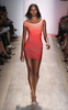 ニューヨーク市内で発表されたエルベ・レジェ バイ マックスアズリア（Herve Leger By Max Azria）の09年春夏コレクション（2008年9月7日撮影）。(c)AFP/Getty Images/Scott Gries