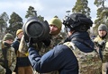 ウクライナ・キーウで、新たに供与された携行式対戦車ミサイルなどを試す領土防衛隊（2022年3月23日撮影、資料写真）。(c)GENYA SAVILOV / AFP