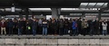 ドイツ南部ミュンヘン中央駅で列車を待つ人々（2018年12月10日撮影）。(c)Christof STACHE / AFP