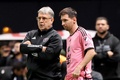 サッカー国際親善試合、アル・ナスル対インテル・マイアミ。途中出場を前にヘラルド・マルティーノ監督（左）と言葉を交わすインテル・マイアミのリオネル・メッシ（2024年2月1日撮影）。(c)AFP