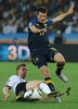2010年サッカーW杯南アフリカ大会（%%2010 World Cup%%）1次リーグD組、ドイツ対オーストラリア。試合はドイツが4-0で快勝した。写真はオーストラリアのニキタ・ルカビチャ（%%Nikita Rukavytsya%%）にタックルするドイツのペア・メルテザッカー（%%Per Mertesacker%%、左）。（2010年6月13日）(c)AFP/CARL DE SOUZA