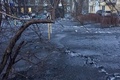 ロシアの工業都市ケメロボのキセレフスクに積もった黒い雪（2019年2月19日撮影）。(c)AFP