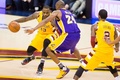 15-16NBA、クリーブランド・キャバリアーズ対ロサンゼルス・レイカーズ。ロサンゼルス・レイカーズのコービー・ブライアント（中央）に対してドライブを仕掛けるクリーブランド・キャバリアーズのレブロン・ジェームズ（2016年2月10日撮影）。(c)AFP/Getty Images/Jason Miller