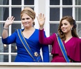 オランダ・ハーグの宮殿のバルコニーから手を振るアマリア王女（左）とアレクシア王女（2023年9月19日撮影）。(c)Koen van Weel / ANP / AFP