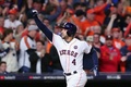 17MLBワールドシリーズ（7回戦制）第4戦、ヒューストン・アストロズ対ロサンゼルス・ドジャース。先制のソロ本塁打を放ち歓喜するヒューストン・アストロズのジョージ・スプリンガー（2017年10月28日撮影）。(c)AFP/Getty Images/Tom Pennington