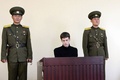 北朝鮮の最高裁判所が「敵対行為」の罪で労働教化6年の刑を言い渡した米国人のマシュー・ミラー（Matthew Miller）氏（中央）。朝鮮中央通信（Korean Central News Agency、KCNA）提供（2014年9月14日撮影）。(c)AFP/KCNA VIA KNS