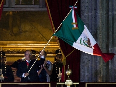 メキシコ独立戦争から200年、花火や軍事パレードで祝う