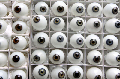 手作りで生み出されるガラス製の義眼、ドイツ