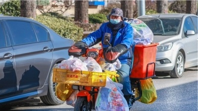 中国で注目される「デリバリー詩人」 初の詩集を出した55歳の男性