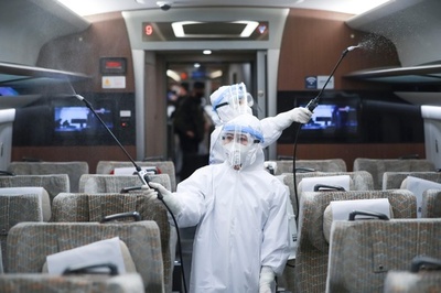 列車での感染を食い止めろ、消毒専門の看護師たち 中国