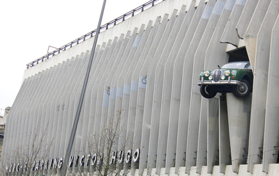 あ、危ない！ビンテージ・ジャガーあわや転落？