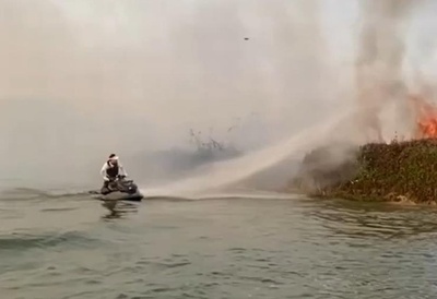 「モーターボート男子」が消火を手助け
