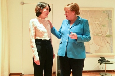 訪中したメルケル独首相、拘束された人権派弁護士の妻らと面会