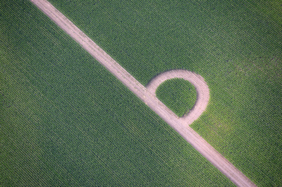 ミステリーサークル？トウモロコシ畑に描かれた円、独