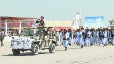 動画:タリバン、政権掌握から3年 軍事パレード開催