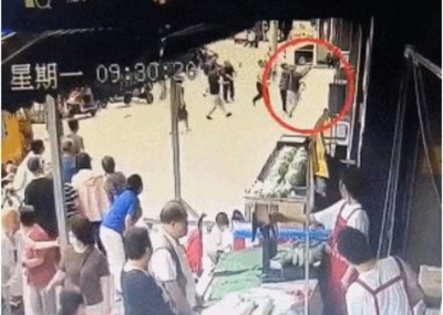 幼児が3階から転落 通りかかった多くの人が両手を広げてキャッチ成功 中国