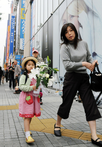 秋葉原通り魔事件、ネットに犯行予告 現場には献花台