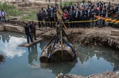 3000年前のファラオ像、発掘作業続く カイロ