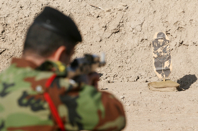 イラク内務省関係者らの逮捕容疑はテロ支援関連、軍高官