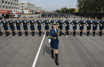 国慶節閲兵式に向け予行演習 北京郊外